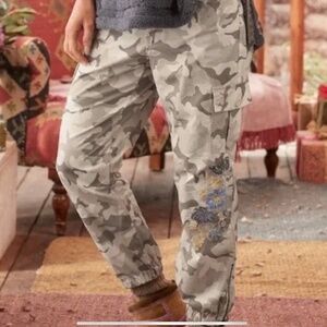 Sundance Camo Joggers NWOT